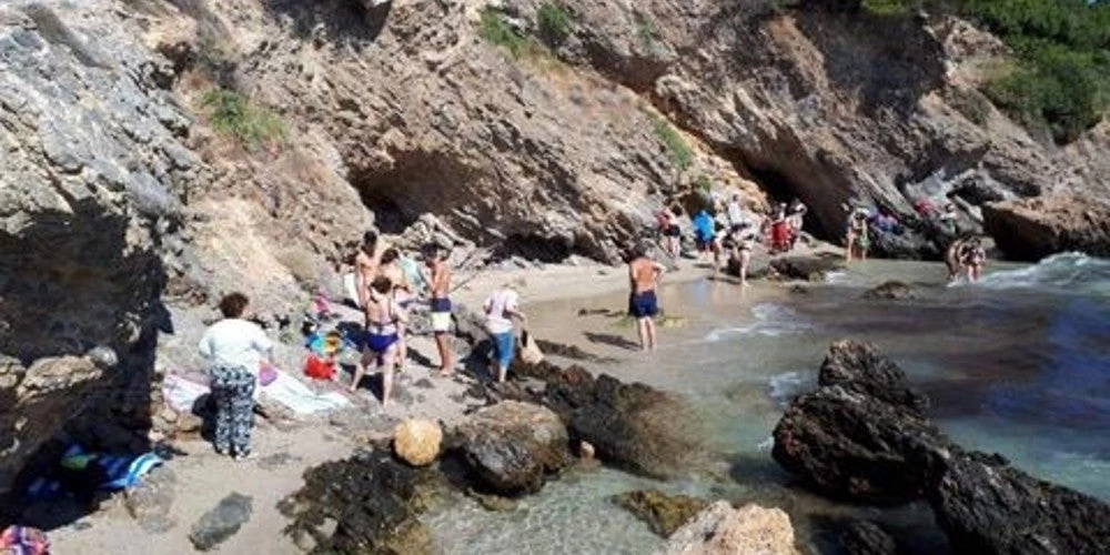 Άμεση εκκένωση παραλίας στο Πόρτο Ράφτη – Σοβαρός κίνδυνος για τους λουόμενους